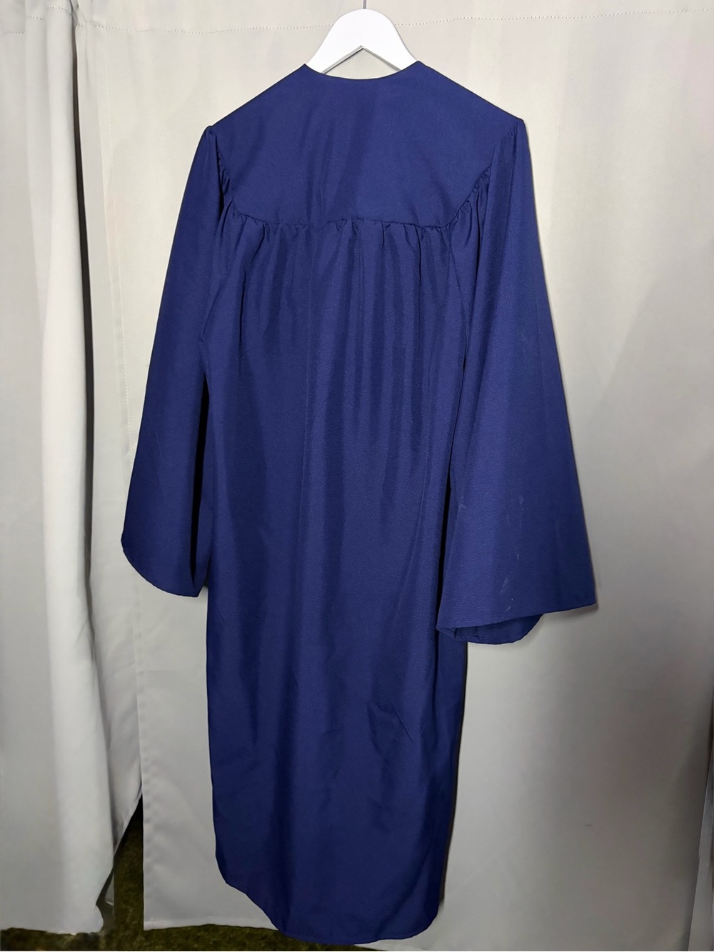 Graduation gown - Picture 2 of 4